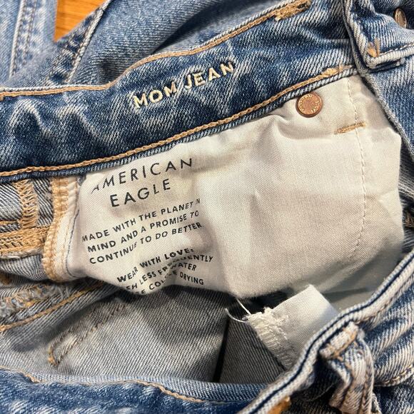 American Eagle Mom Jean size 2 Short Distressed Cropped High Rise Denim Casual - Picture 7 of 8